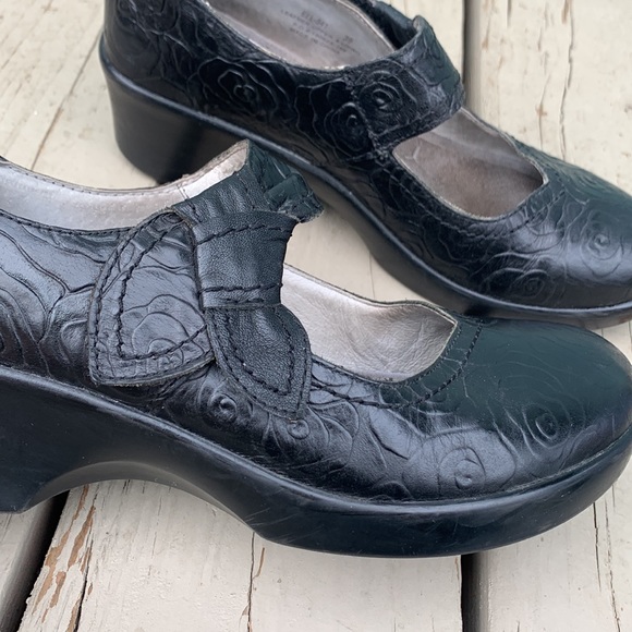 embossed roses black Mary Janes - Picture 6 of 13